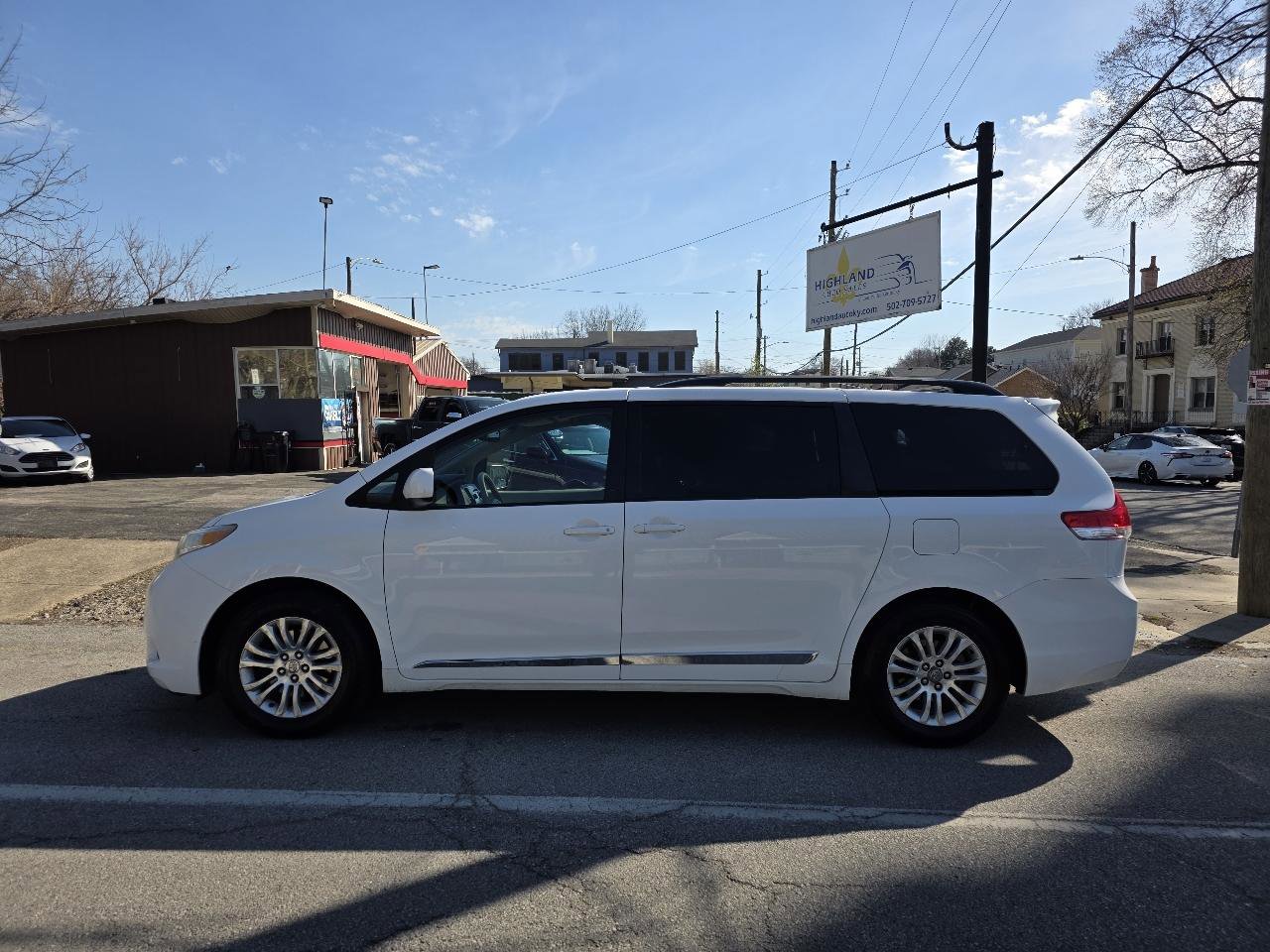 Used 2013 Toyota Sienna XLE FWD image 2