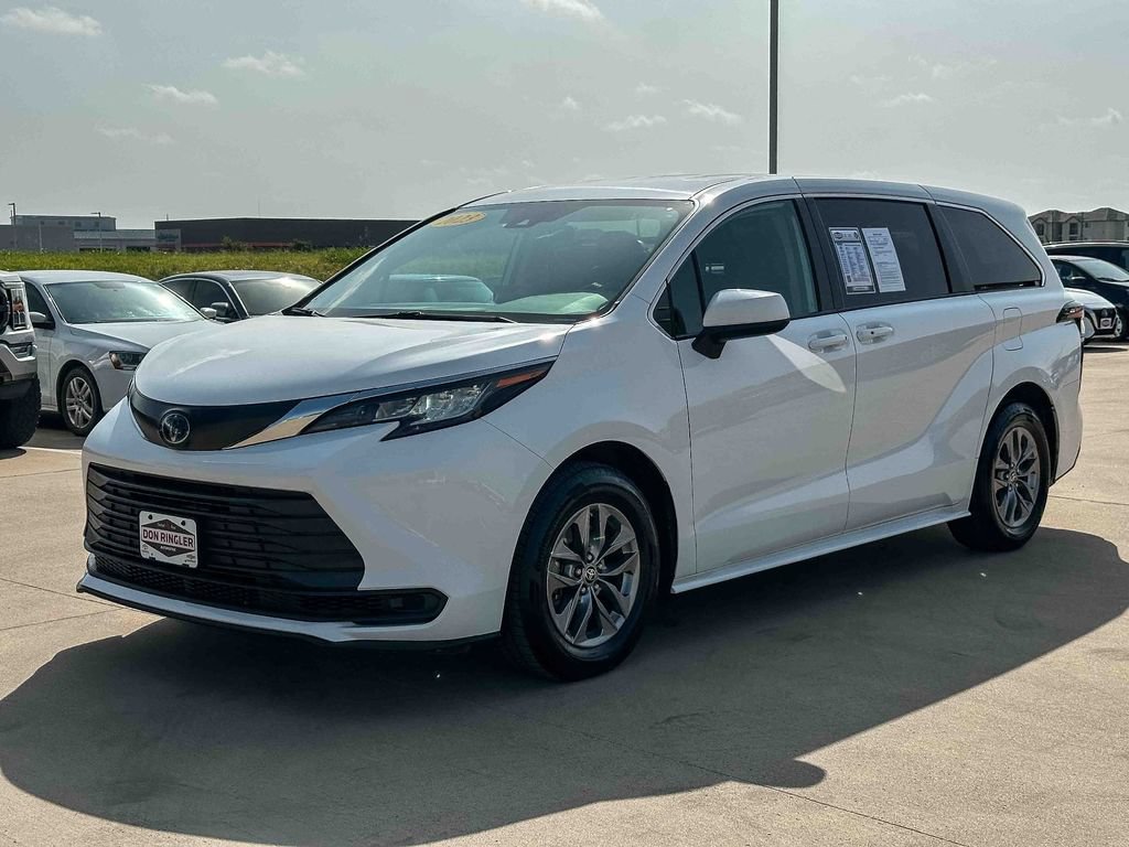Used 2023 Toyota Sienna LE FWD image 7