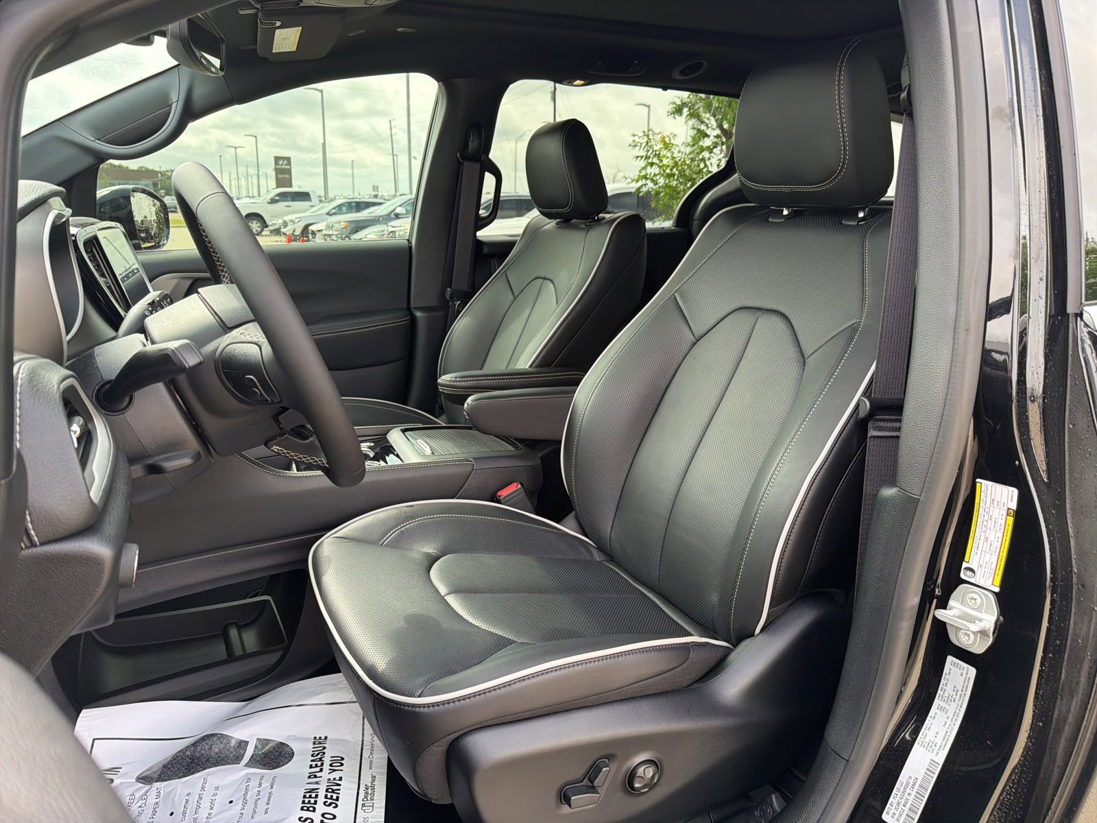 New 2027 Chrysler Pacifica Limited FWD image 11