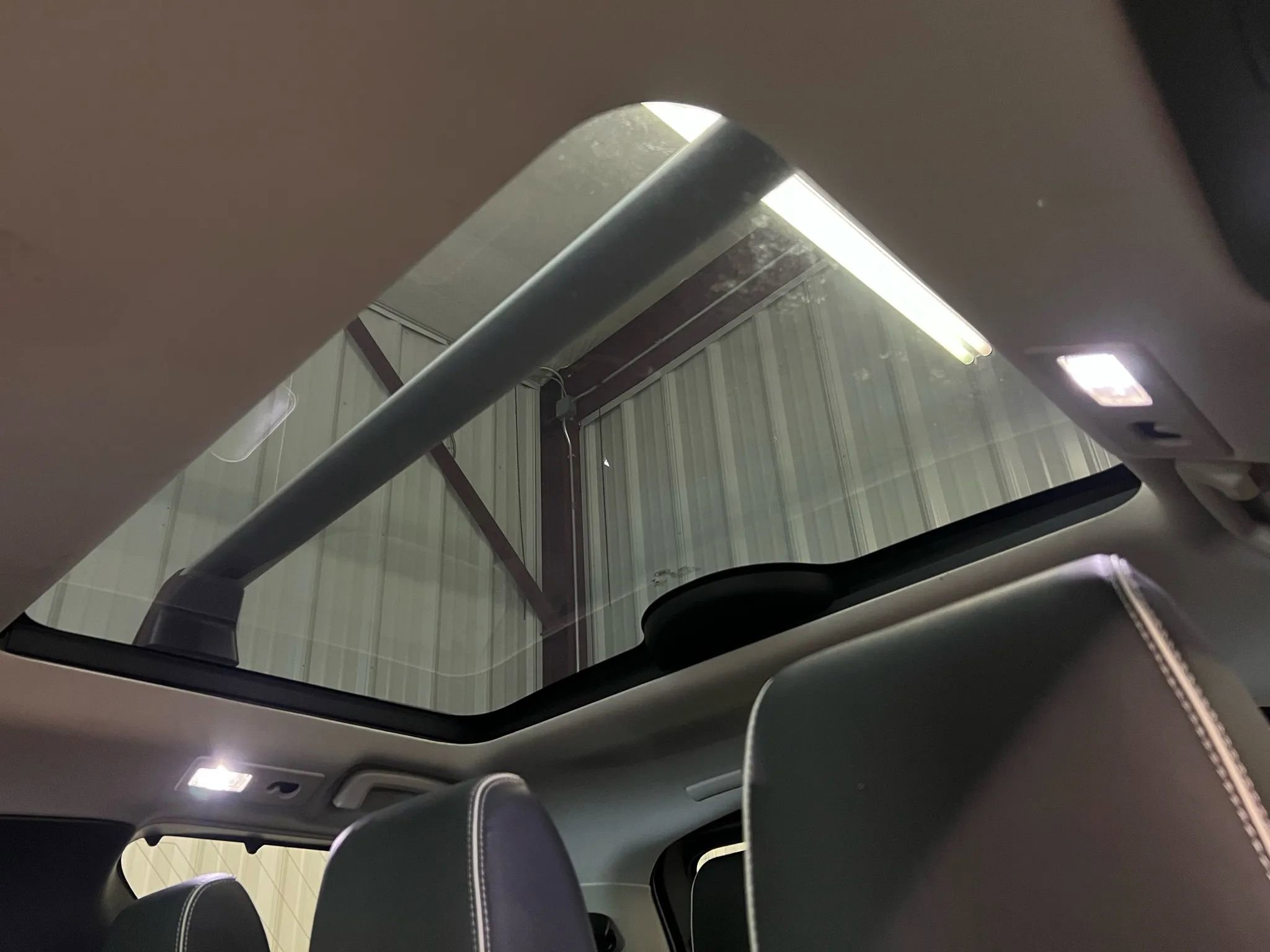 Used 2017 Land Rover Discovery First Edition image 40