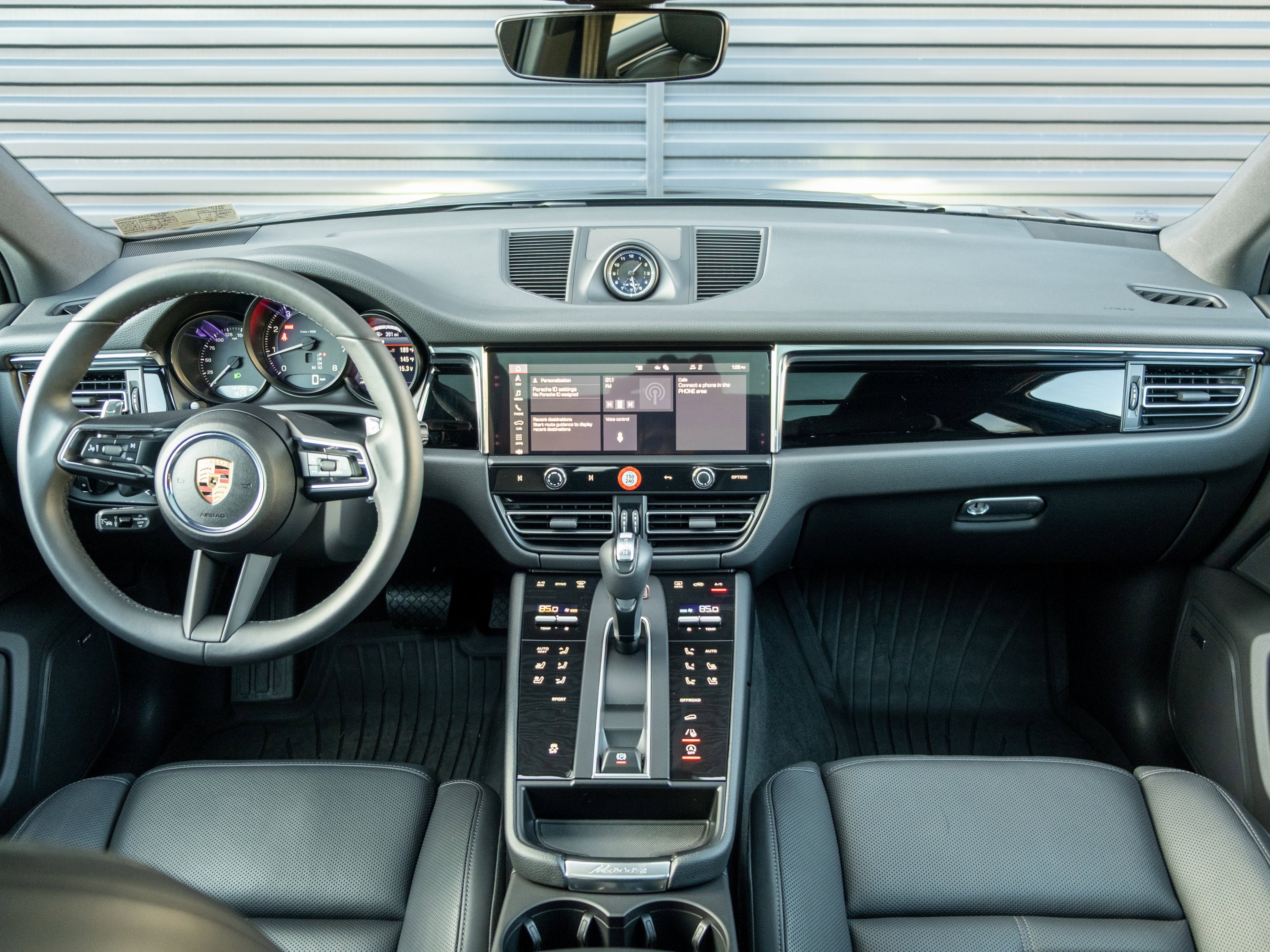 Certified 2025 Porsche Macan image 18