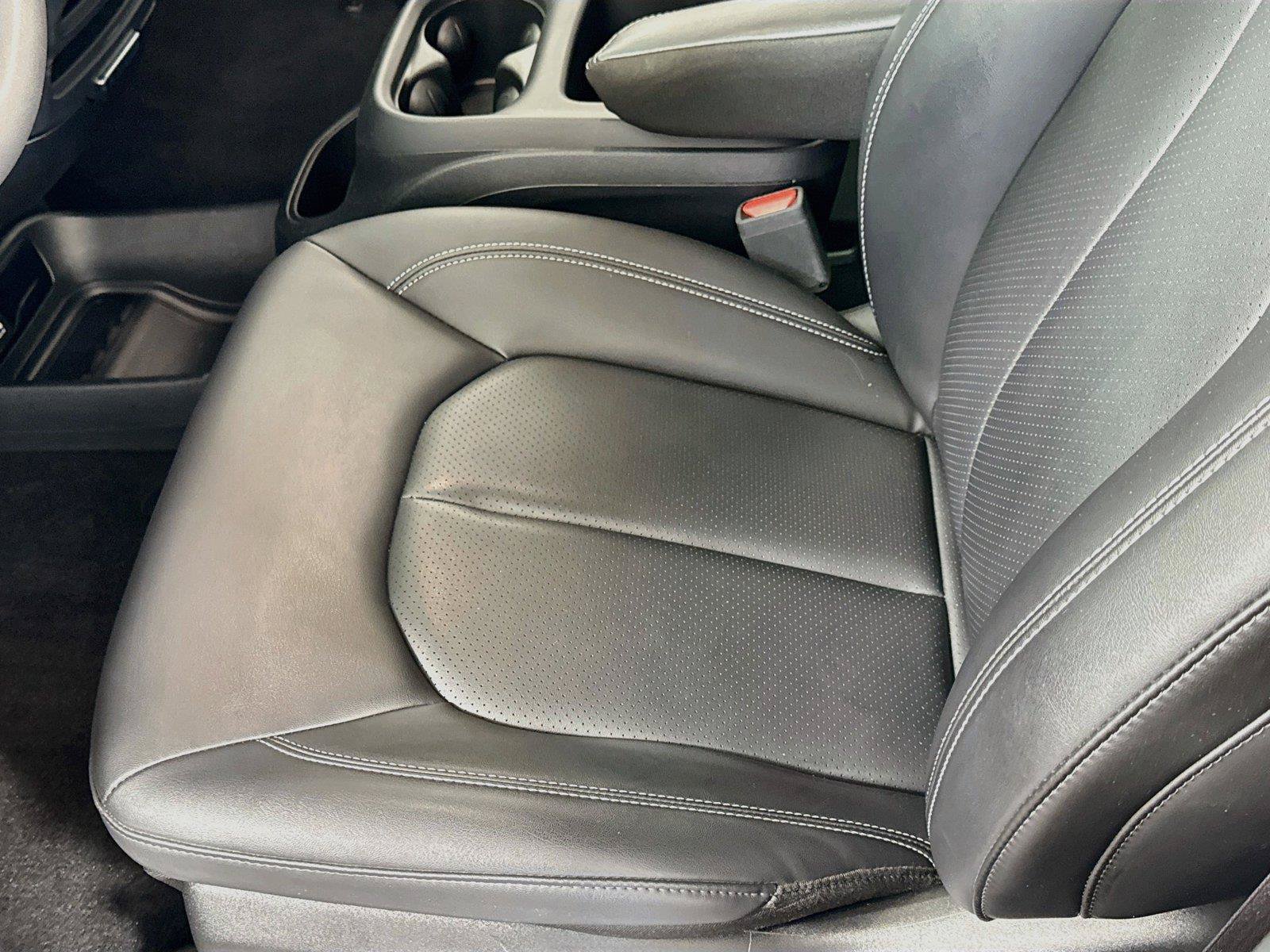 Used 2025 Chrysler Pacifica Select FWD image 12