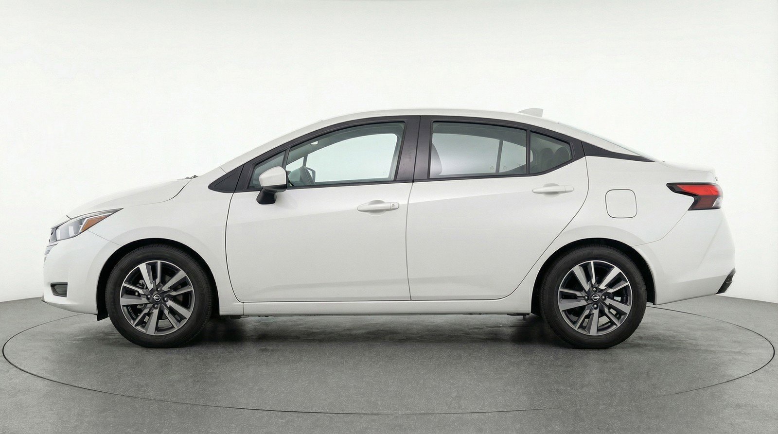 Used 2025 Nissan Versa SV image 5