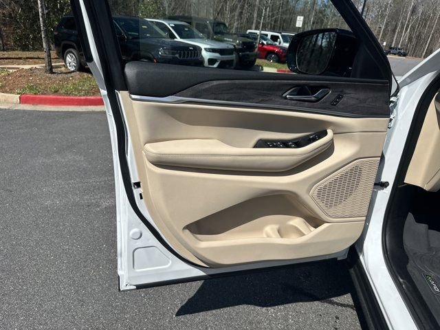 Certified 2024 Jeep Grand Cherokee Limited w/ Black Appearance Package image 11