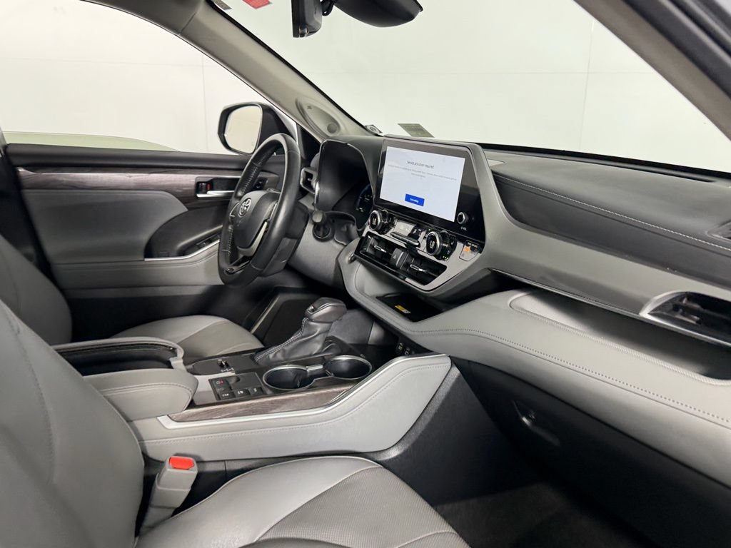 Used 2024 Toyota Highlander Platinum AWD/4WD image 32