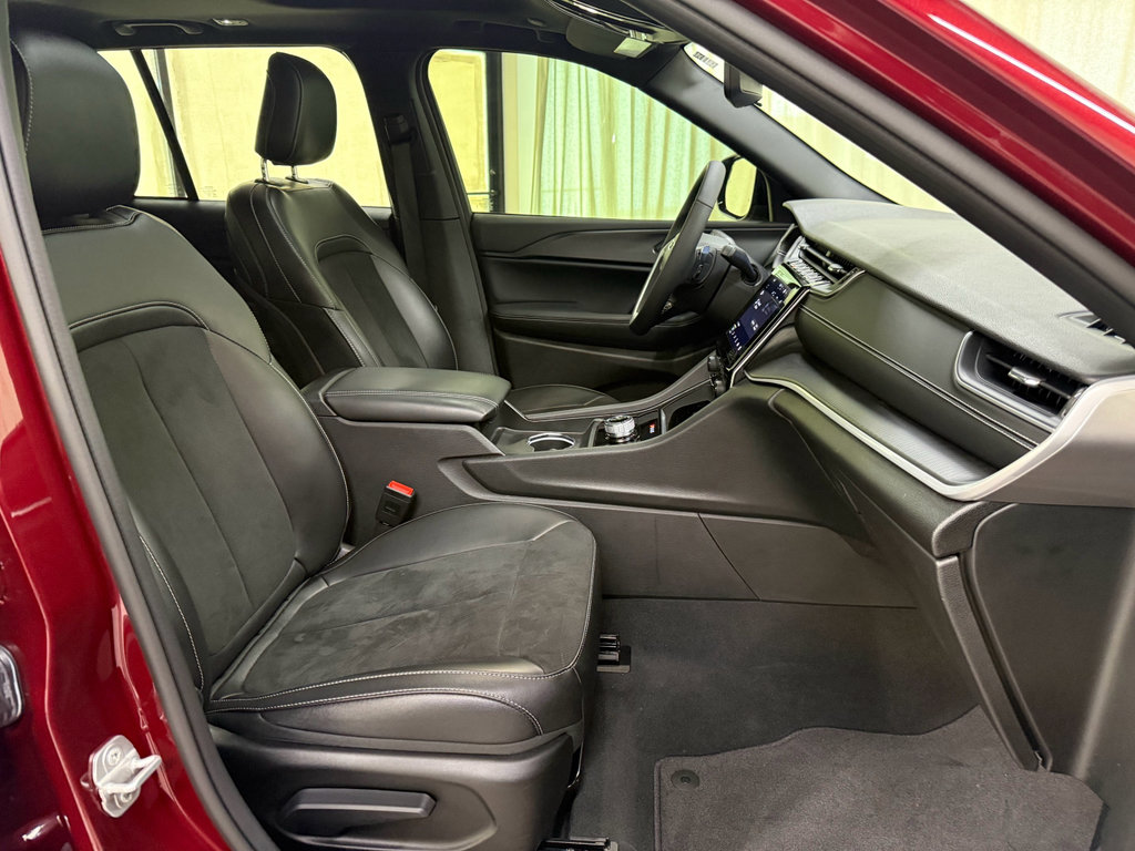 Used 2024 Jeep Grand Cherokee Altitude image 25