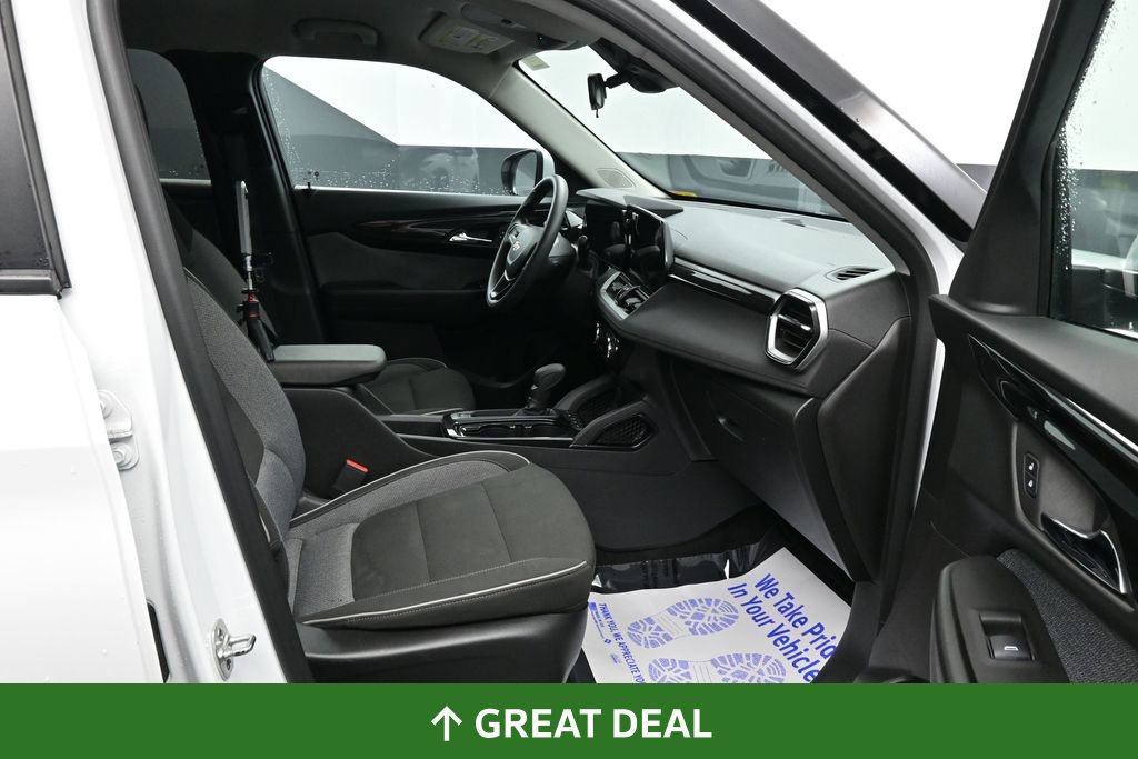 Used 2025 Chevrolet TrailBlazer LT AWD/4WD image 21