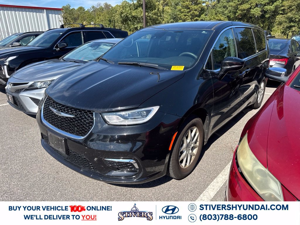 Used 2025 Chrysler Pacifica Select