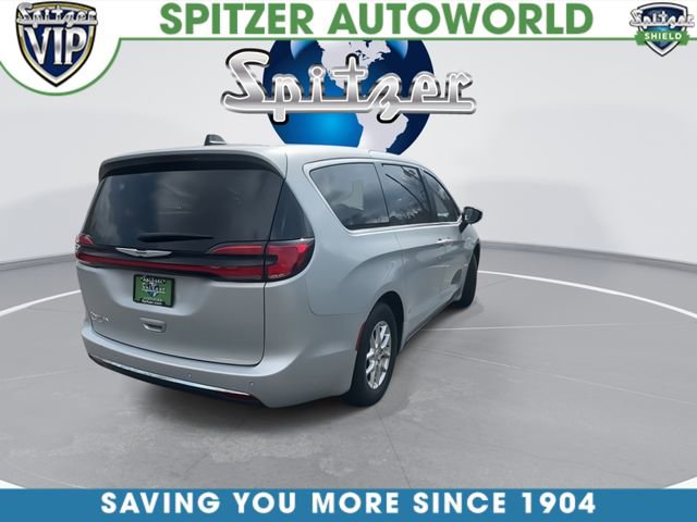 Used 2024 Chrysler Pacifica Touring-L image 9