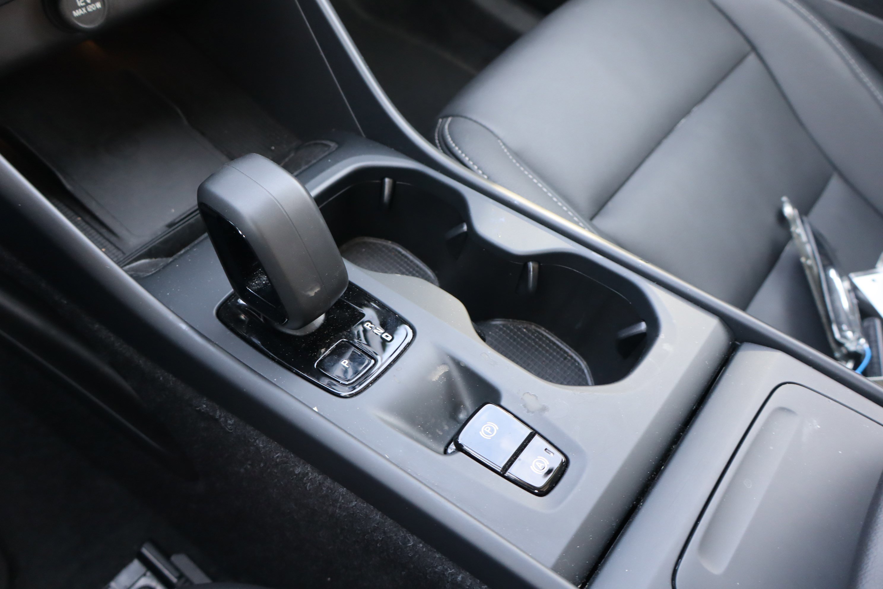 Used 2025 Volvo XC40 B5 Core image 28