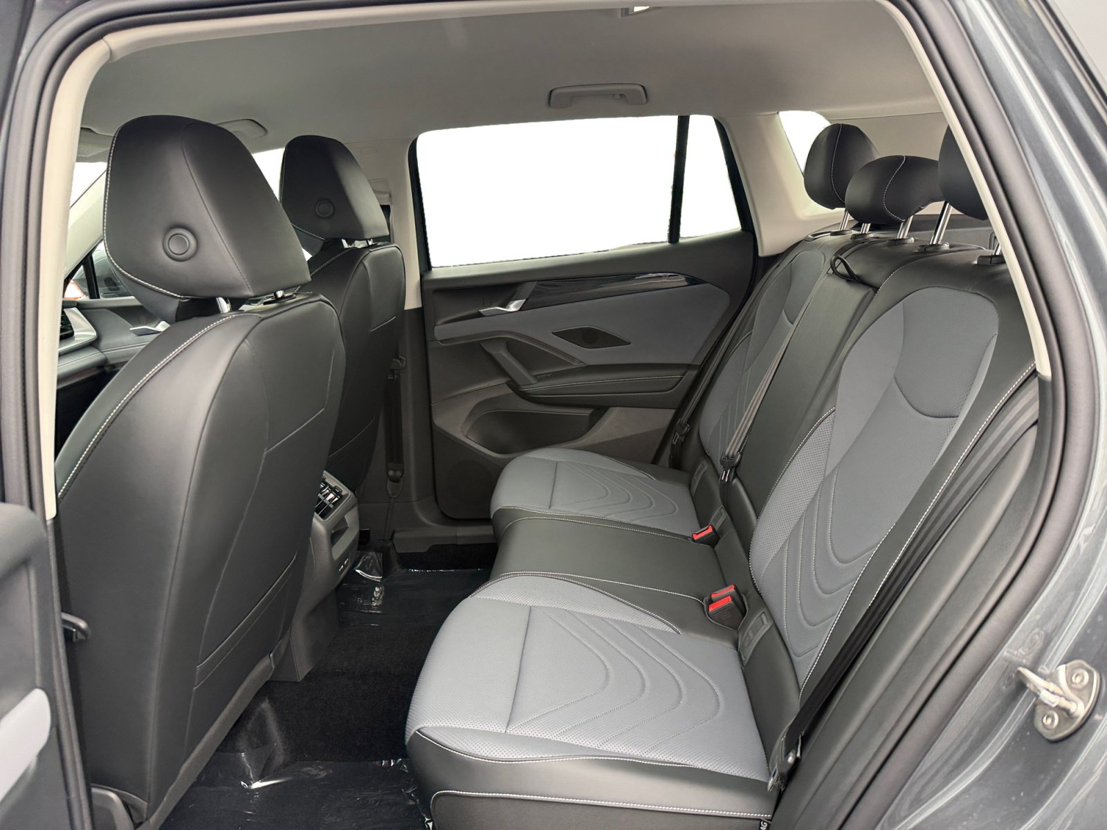New 2026 Volkswagen Tiguan SE FWD image 16