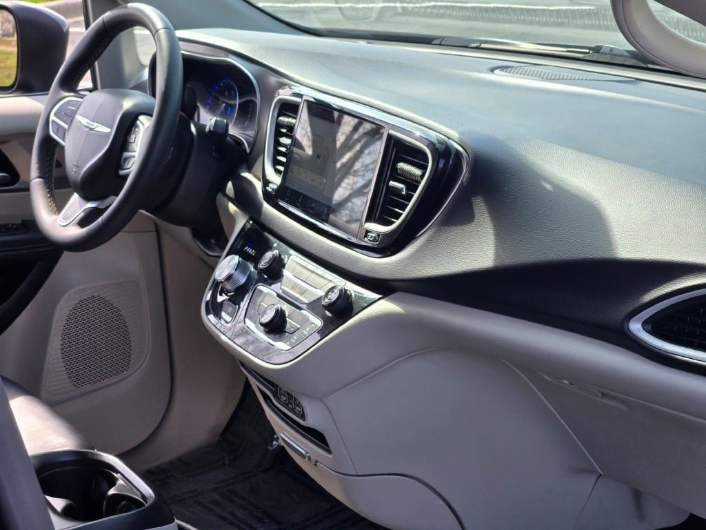 Used 2023 Chrysler Pacifica Touring-L FWD image 8