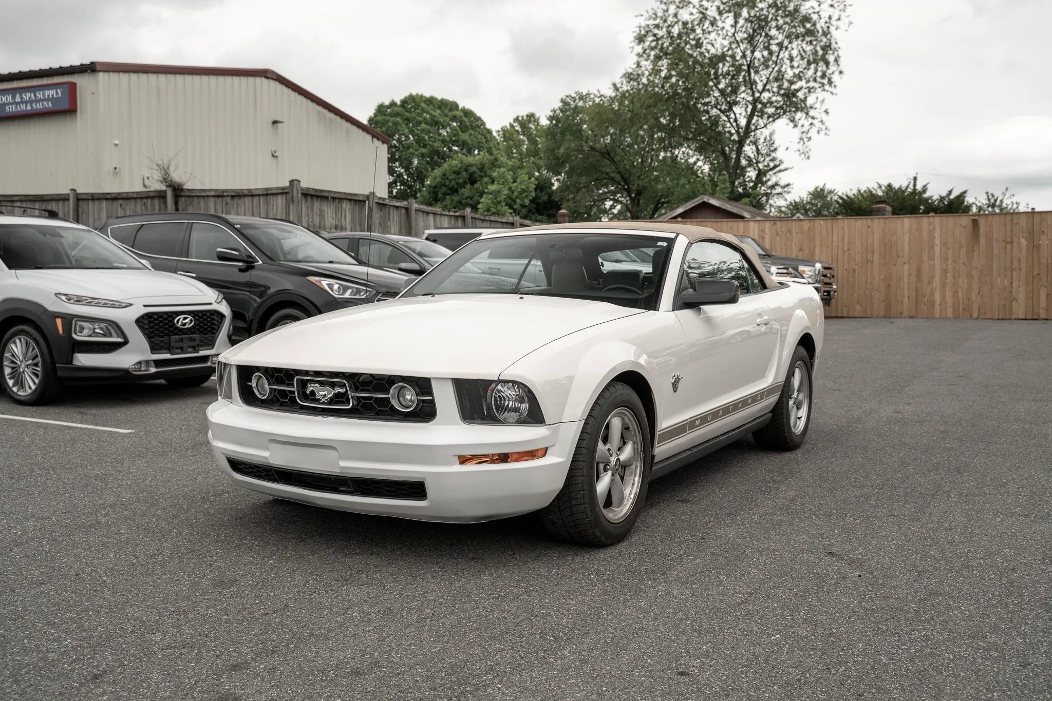 Used 2009 Ford Mustang Convertible RWD image 9