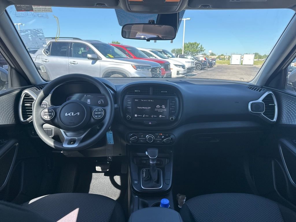 Used 2025 Kia Soul LX w/ LX Technology Package FWD image 18