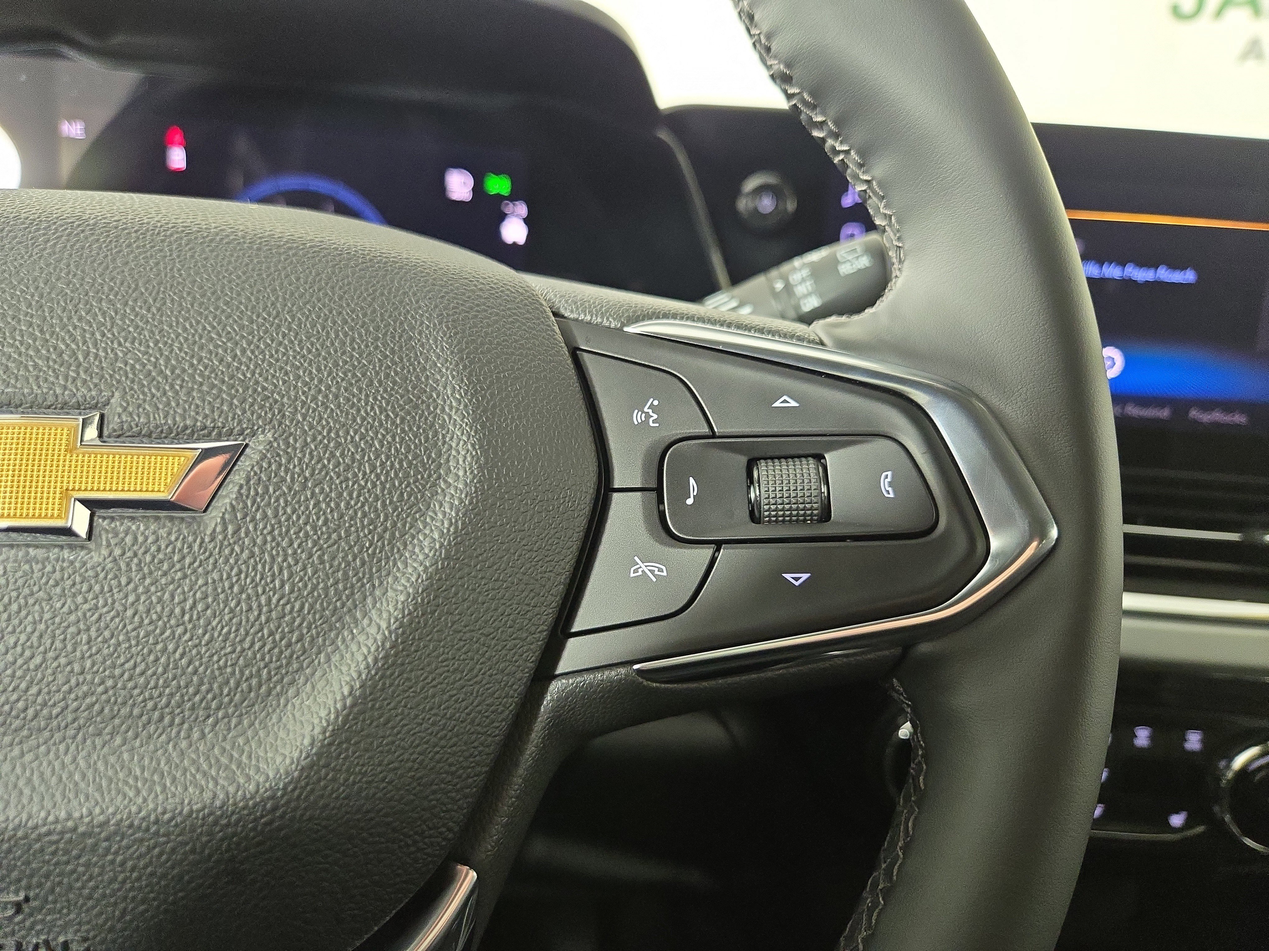 Used 2025 Chevrolet Trax LT w/ LT Convenience Package image 17