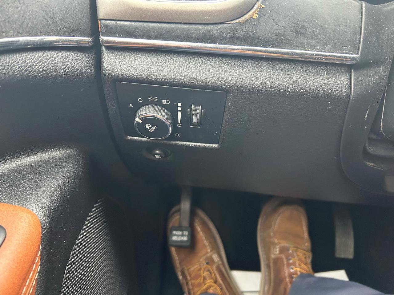 Used 2011 Jeep Grand Cherokee Overland Summit image 28