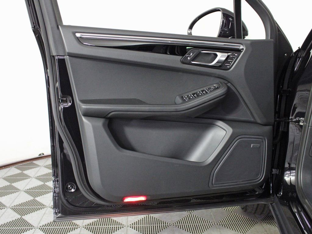 Certified 2025 Porsche Macan image 15