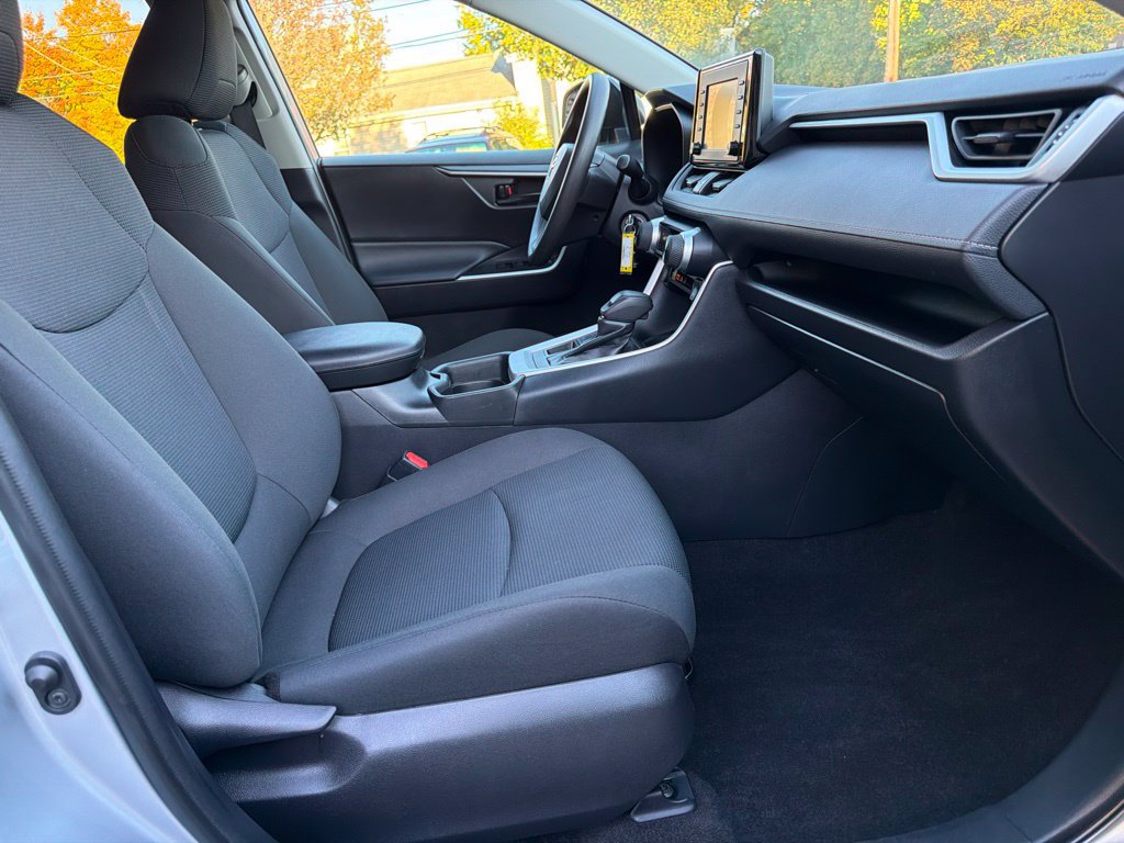 Used 2021 Toyota RAV4 LE AWD/4WD image 27