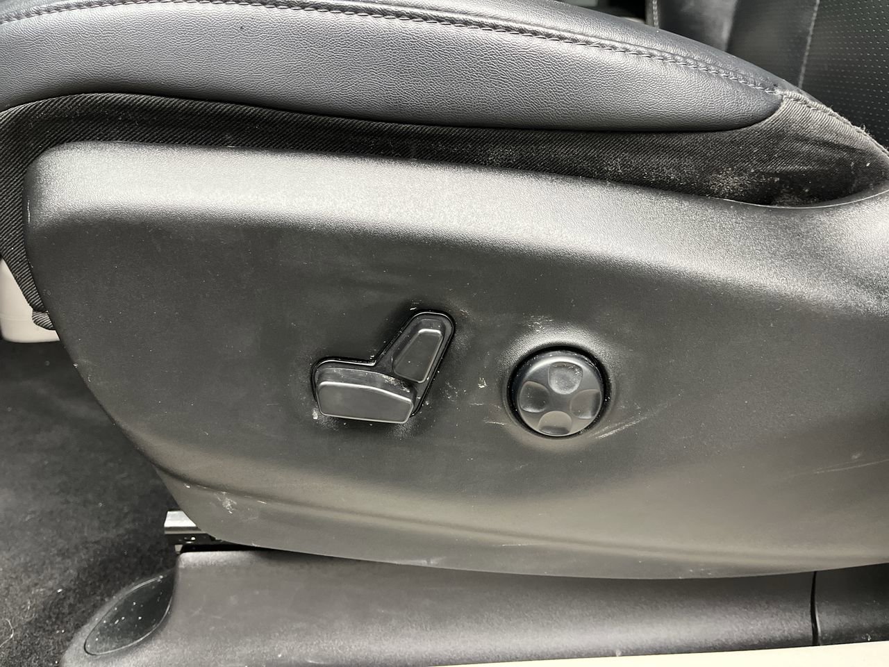 Used 2024 Chrysler Pacifica Touring-L FWD image 9