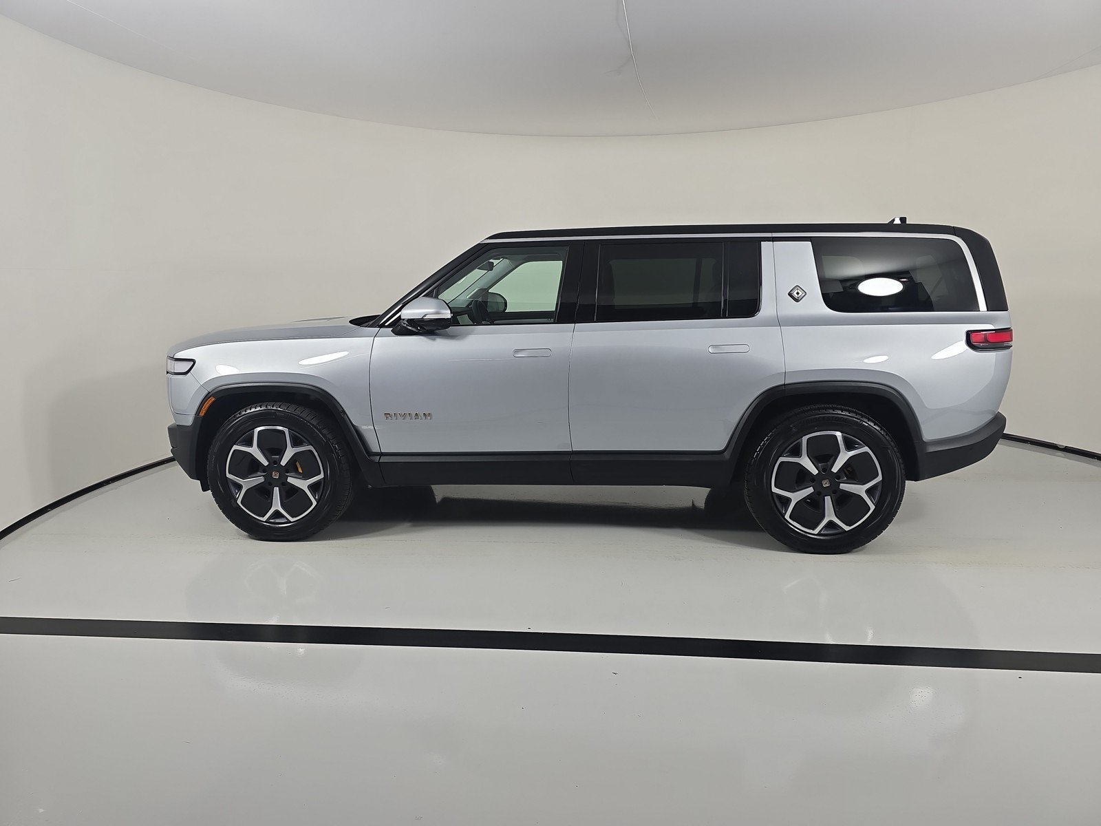 Used 2024 Rivian R1S Adventure AWD/4WD image 2