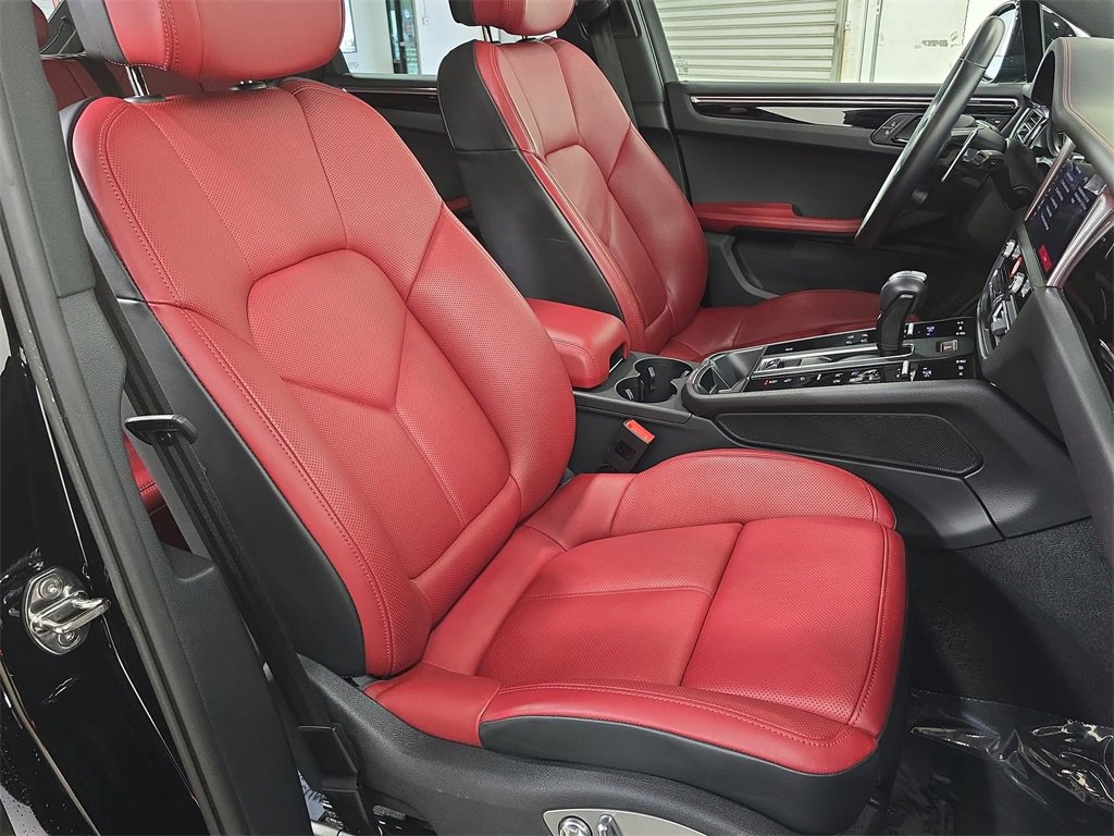 Used 2025 Porsche Macan image 27