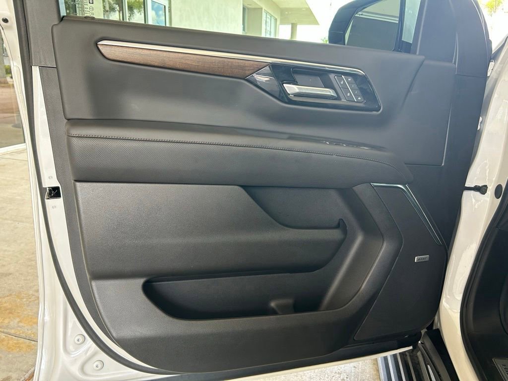 Used 2025 Chevrolet Tahoe High Country AWD/4WD image 39