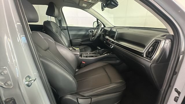 Used 2025 Kia Sorento S FWD image 29