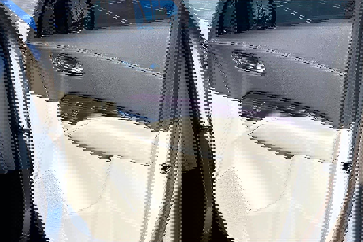 Used 2023 Cadillac XT4 Luxury w/ Cold Weather Package image 23