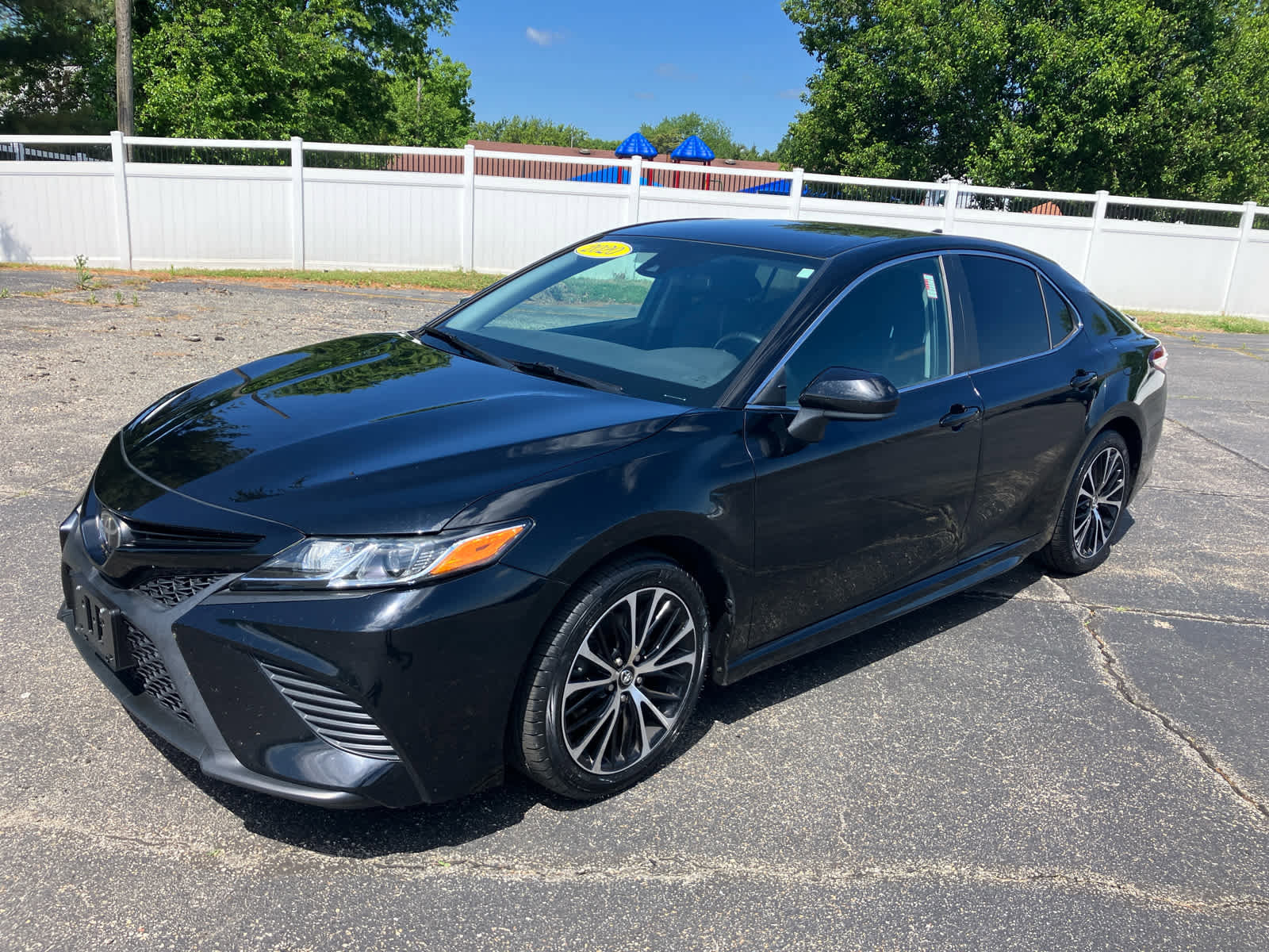 Used 2020 Toyota Camry SE w/ Carpet Mat Package FWD image 1
