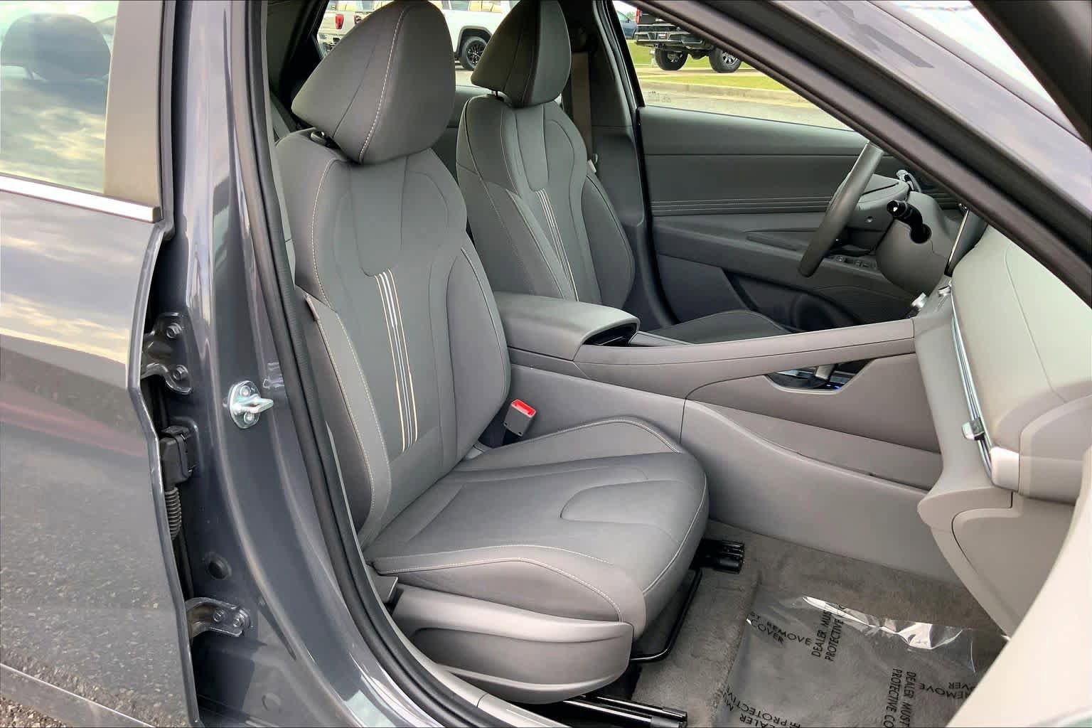 Used 2025 Hyundai Elantra SEL FWD image 9