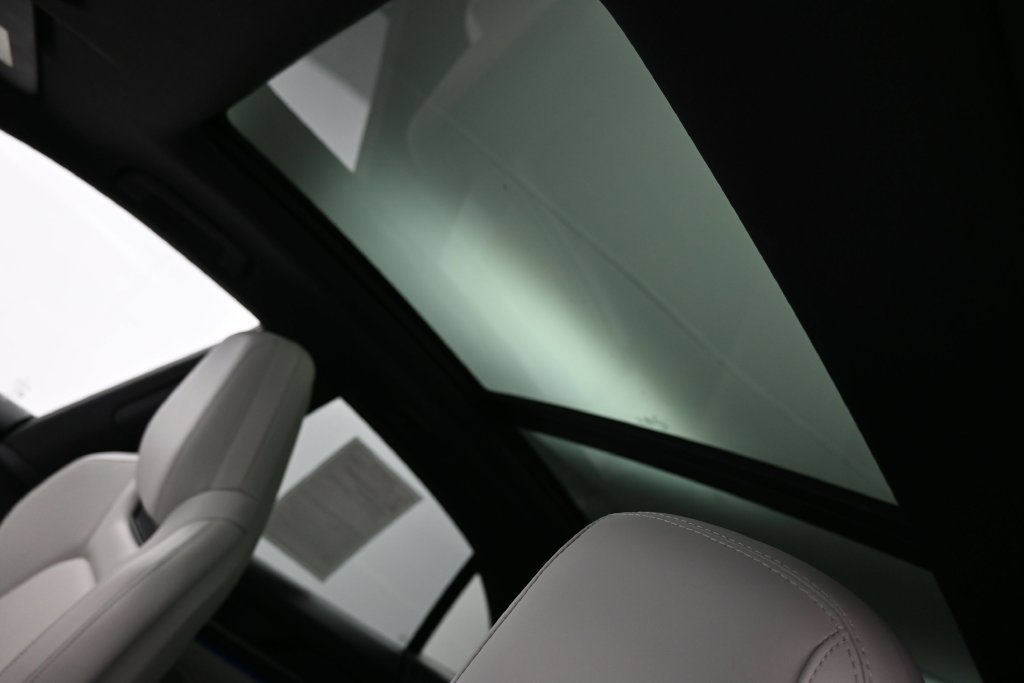 Certified 2025 Porsche Macan Electric RWD image 11