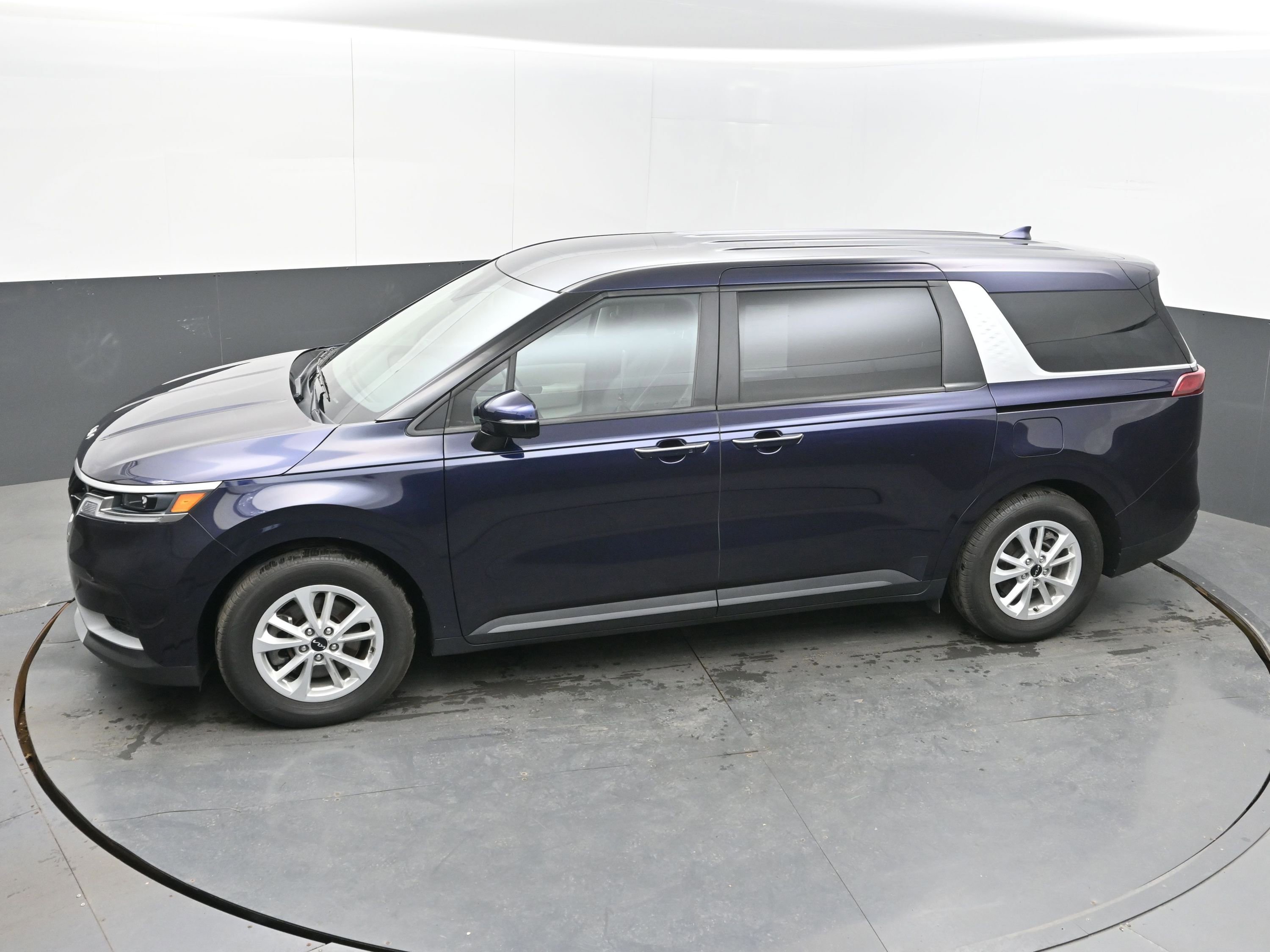 Used 2023 Kia Carnival LX image 32
