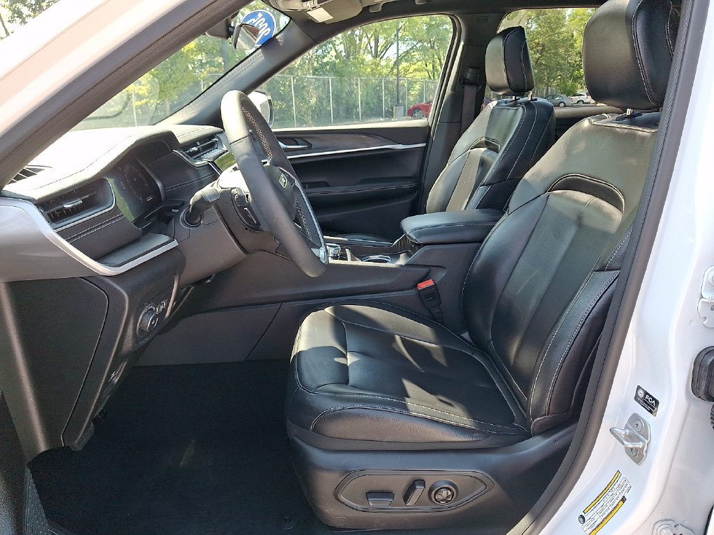 Used 2025 Jeep Grand Cherokee Limited AWD/4WD image 16