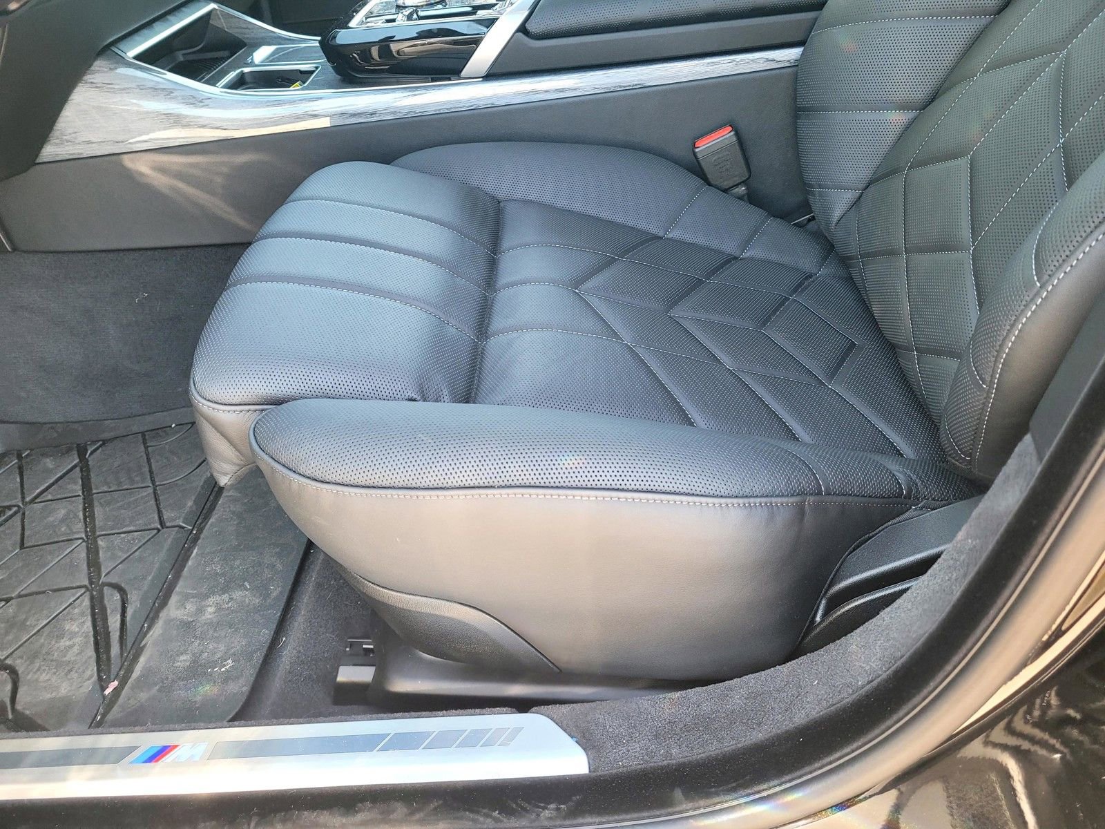 Used 2025 BMW i7 eDrive50 w/ M Sport Package RWD image 17