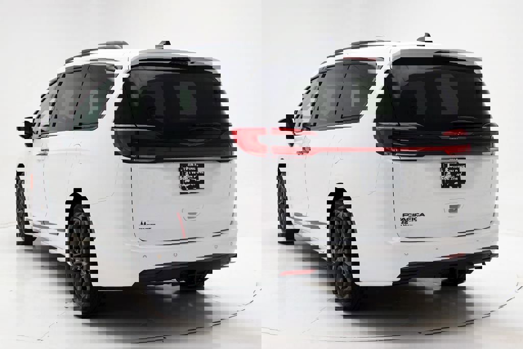 Used 2024 Chrysler Pacifica Touring-L w/ Road Tripper Package image 7