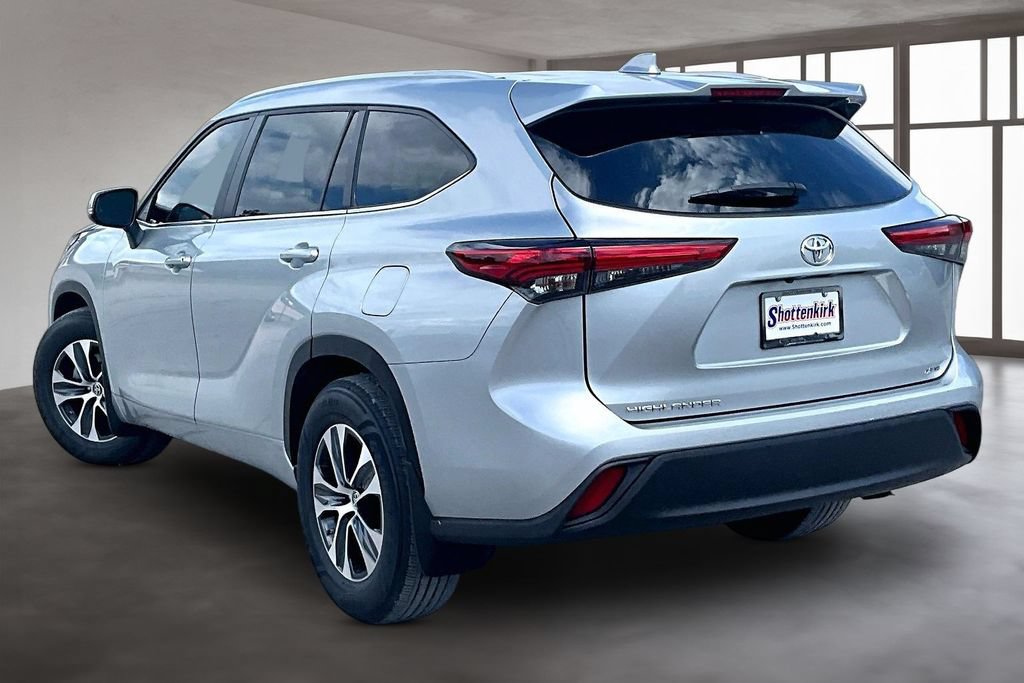 Used 2023 Toyota Highlander XLE FWD image 4