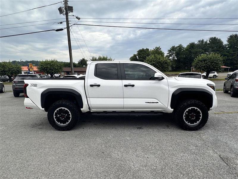 Used 2024 Toyota Tacoma TRD Off-Road AWD/4WD image 4