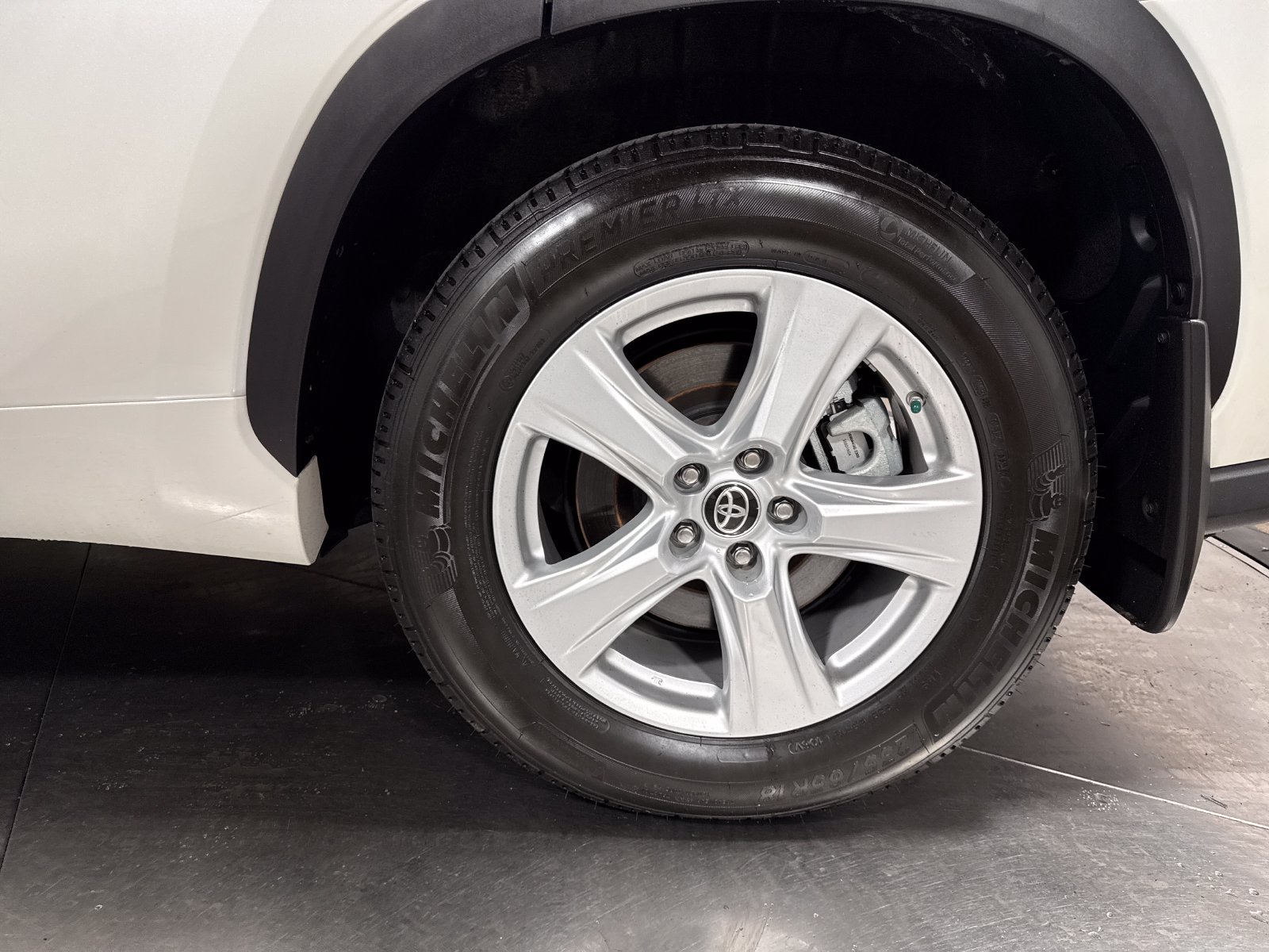 Used 2020 Toyota Highlander LE AWD/4WD image 12