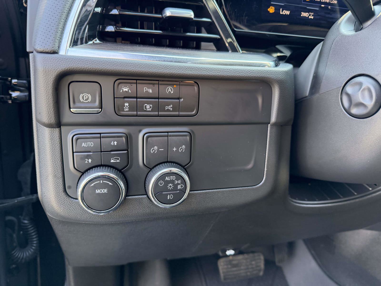 Certified 2025 Chevrolet Suburban Premier AWD/4WD image 21