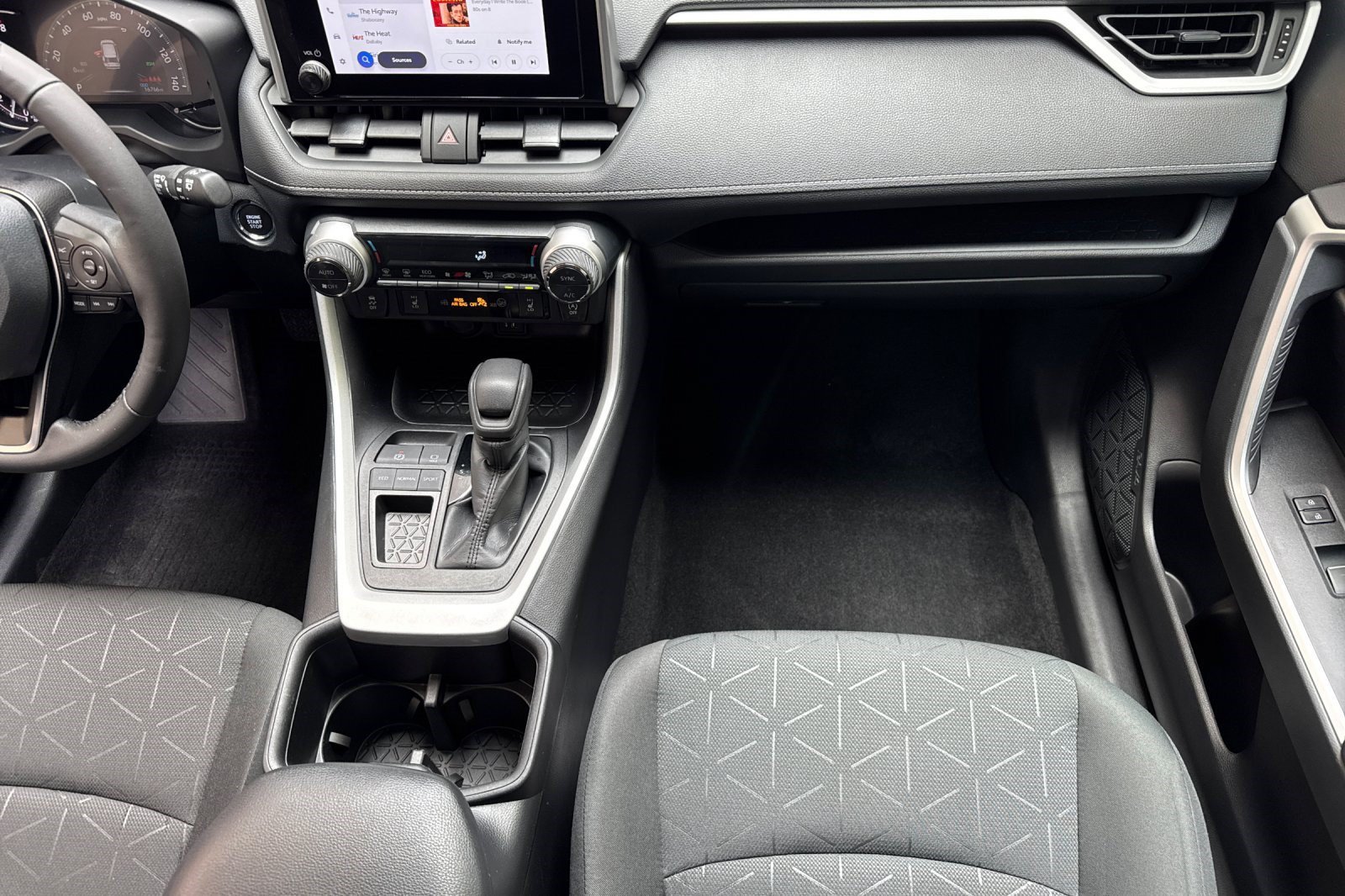 Used 2024 Toyota RAV4 XLE w/ Convenience Package FWD image 18