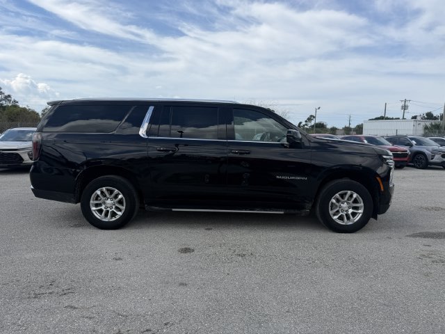 Used 2025 Chevrolet Suburban LT RWD image 3