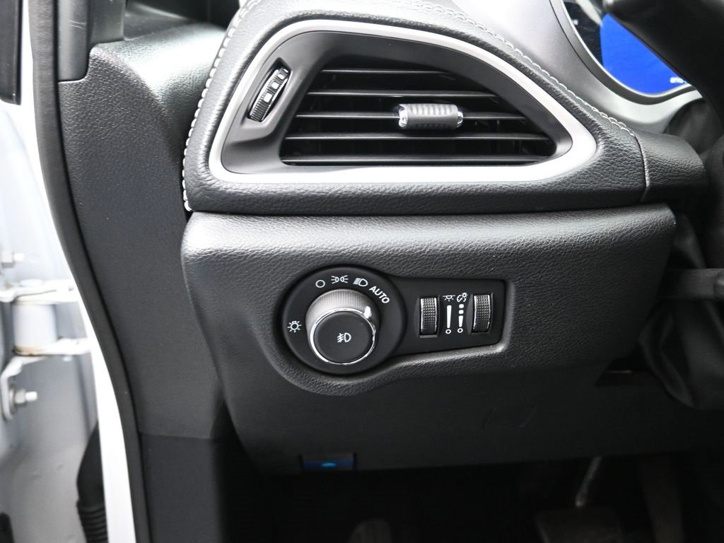 Used 2024 Chrysler Pacifica Select image 14