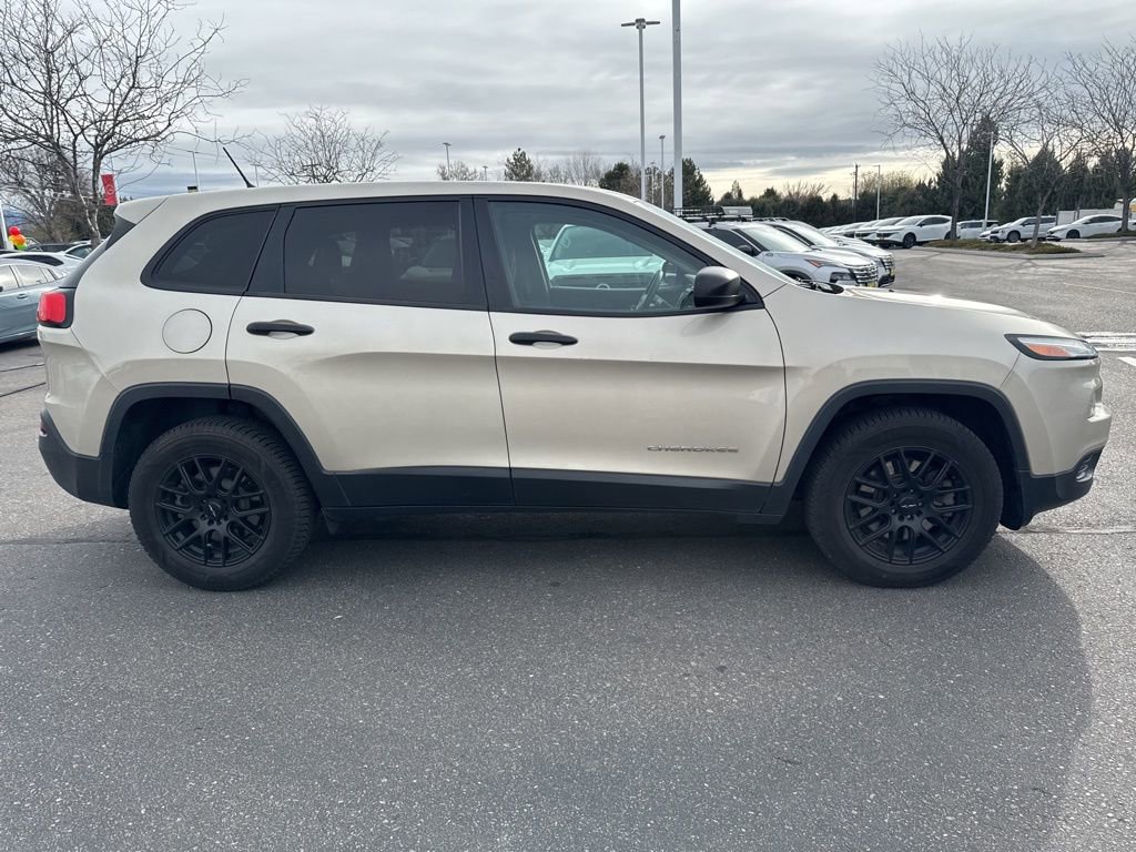 Used 2015 Jeep Cherokee Sport image 2