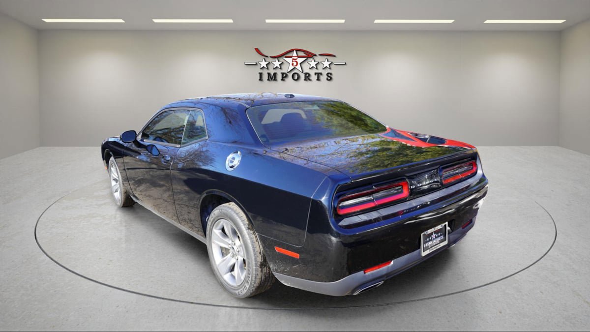 Used 2015 Dodge Challenger SXT RWD image 4