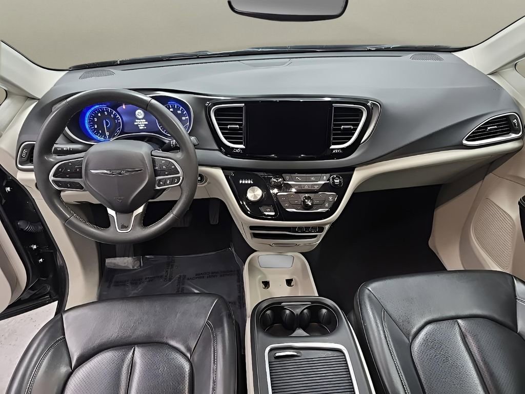 Used 2023 Chrysler Pacifica Touring-L image 22