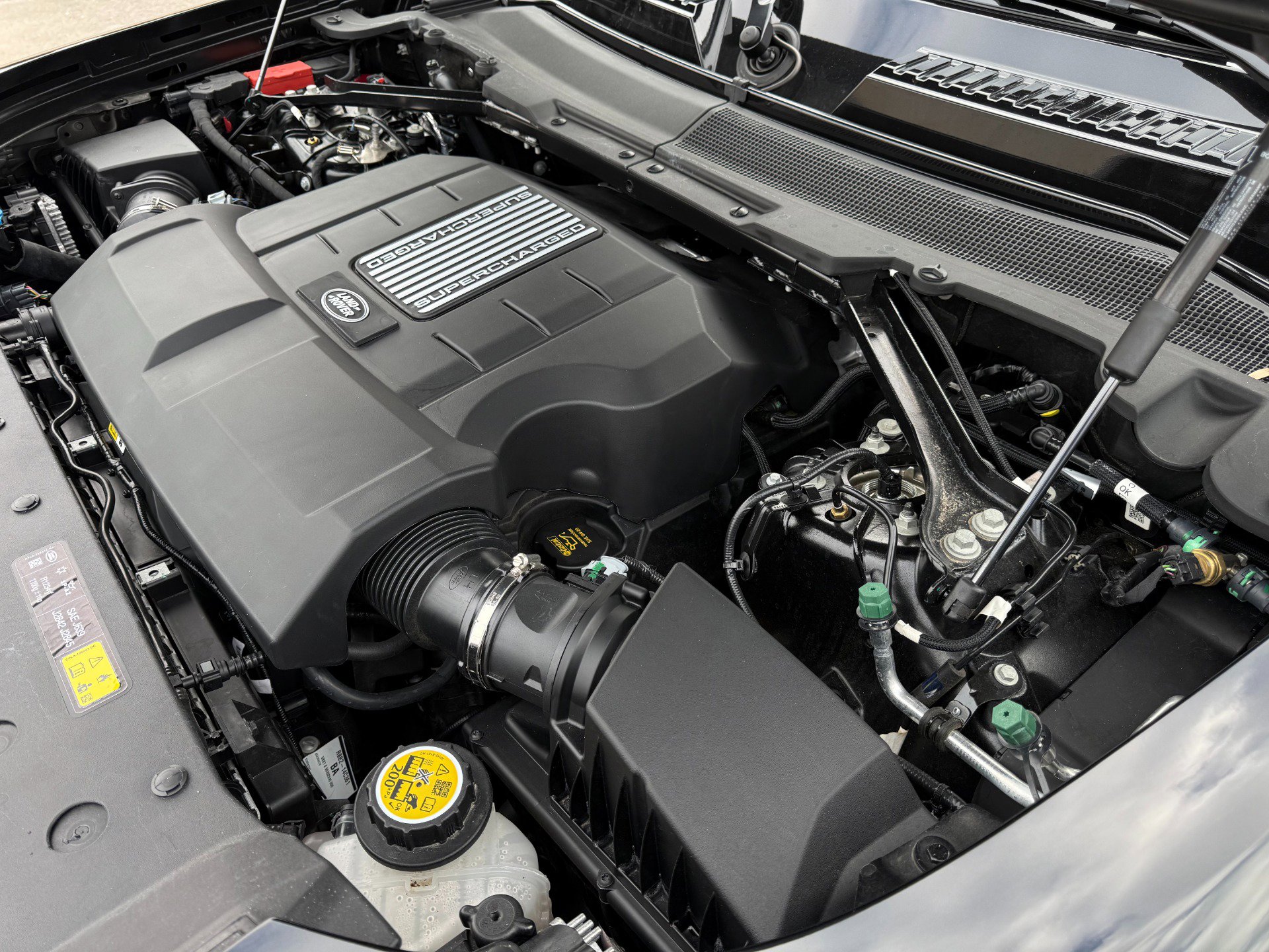 Used 2024 Land Rover Defender 110 SE image 63