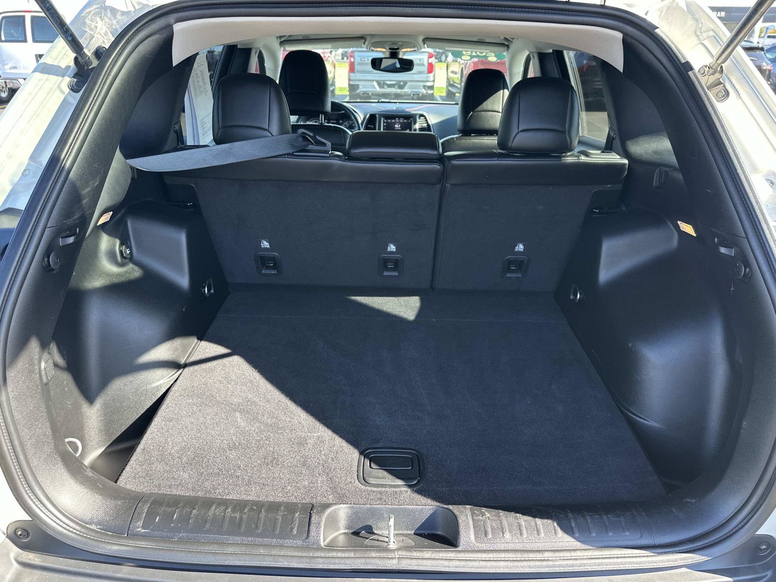 Used 2019 Jeep Cherokee Trailhawk w/ Cold Weather Group AWD/4WD image 9