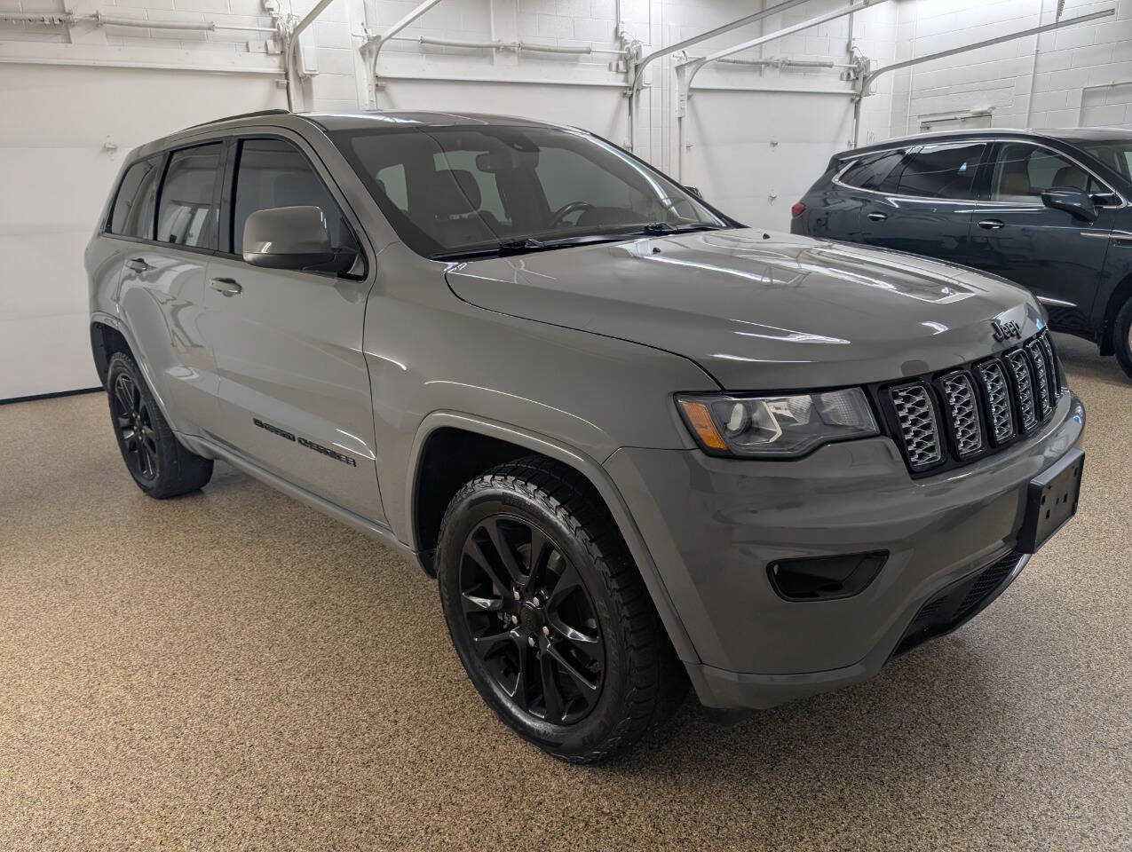 Used 2022 Jeep Grand Cherokee Altitude AWD/4WD image 5