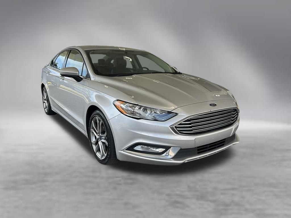 Used 2017 Ford Fusion SE w/ Equipment Group 201A FWD image 2