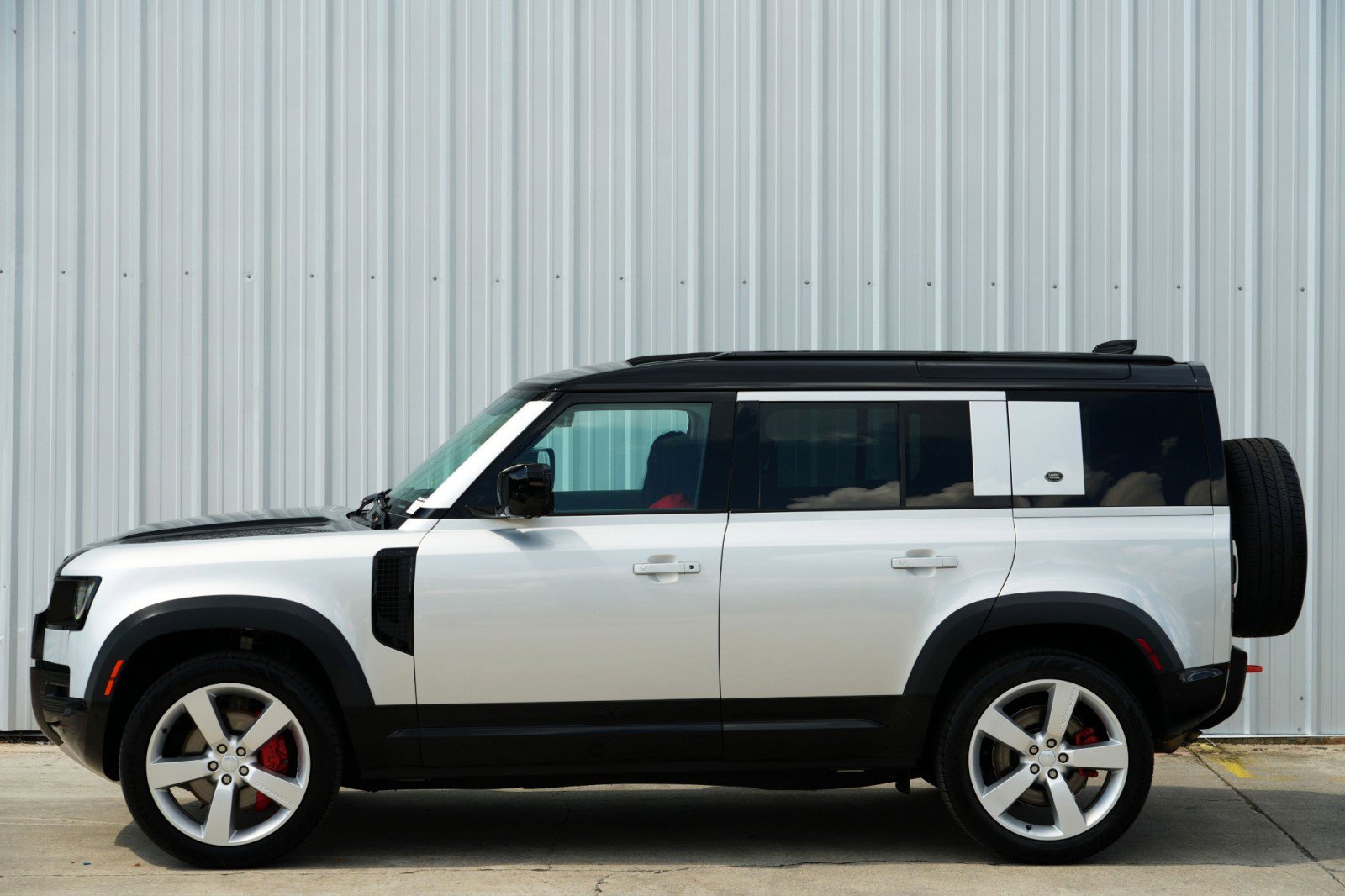 Used 2023 Land Rover Defender 110 X image 9